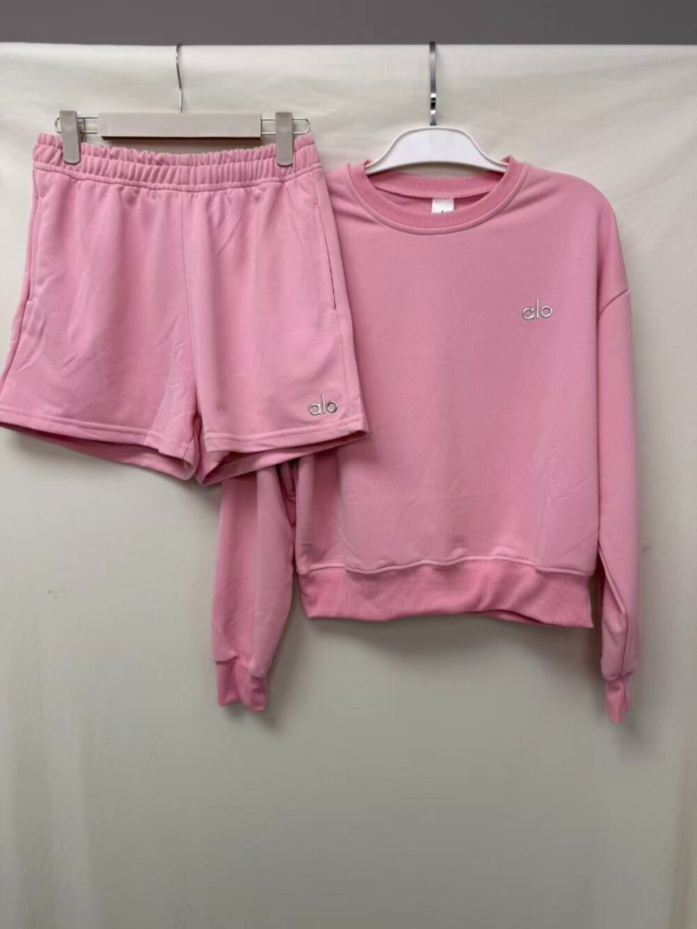 Alo Yoga Pink Casual Sporty Cropped Crew Neck Sweatshirt, Size M.